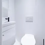 Apartment Sleek - Urban Elegance In The Heart Of