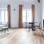 Sleek - Urban Elegance In The Heart Of *