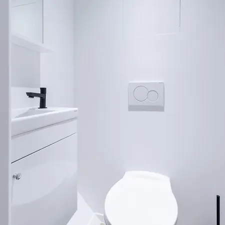 Апартаменти Sleek - Urban Elegance In The Heart Of