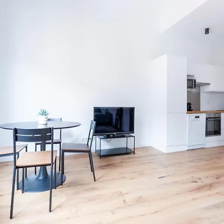 Apartment Sleek - Urban Elegance In The Heart Of