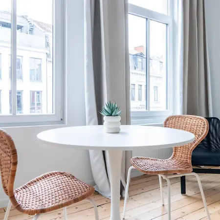 Sleek - Urban Elegance In The Heart Of Апартаменти