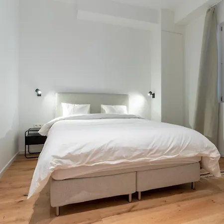 Apartment Sleek - Urban Elegance In The Heart Of