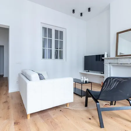 Apartment Sleek - Urban Elegance In The Heart Of
