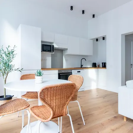 Sleek - Urban Elegance In The Heart Of *