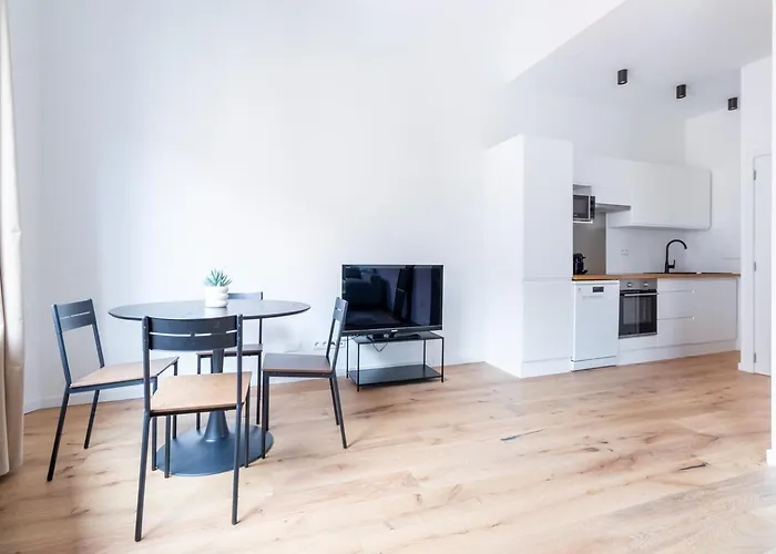 Apartamento Sleek - Urban Elegance In The Heart Of